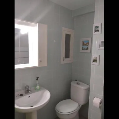 Apartment 15 Minutes Walk To The Centre And 3 Bedroom Deluxe -esp1yr